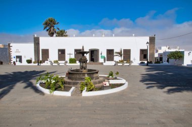Teguise, İspanya - 25-07-2020: Teguise kasabasının merkezi meydanı, Lanzarote, Kanarya Adaları, İspanya