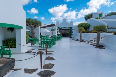 Kanarya tarzı tipik bir köyde sandalyeli yeşil masalar, El Campesino Monumento, Lanzarote Adası, İspanya