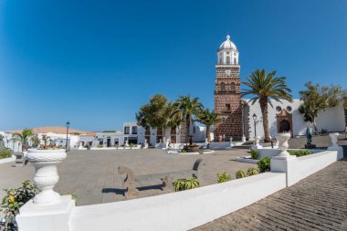 Lanzarote, İspanya - Kasım 01, 2016.Teguise. Iglesia de Nuestra Kilisesi Senyora de Guadalupe ve avuç içleri