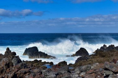 İspanya 'nın Kanarya Adaları' ndaki Lanzarote adasının kıyılarındaki dalgaların görüntüsü