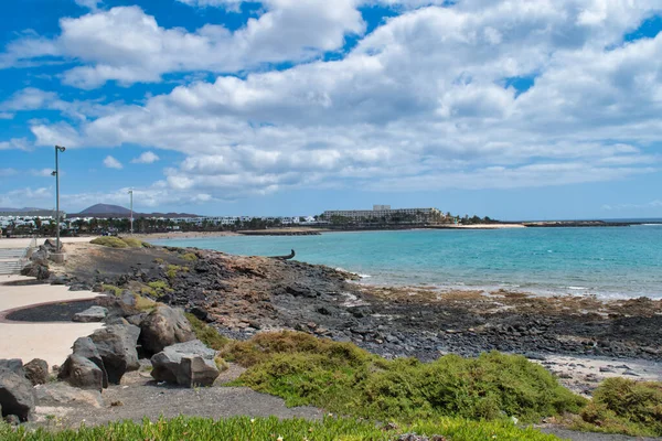 İspanya 'nın Kanarya Adaları' ndaki Lanzarote Adası 'ndaki Costa Teguise plajı manzarası