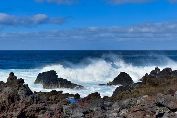 İspanya 'nın Kanarya Adaları' ndaki Lanzarote adasının kıyılarındaki dalgaların görüntüsü