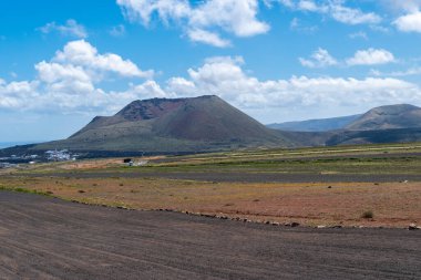 İspanya 'daki Lanzarote Kanarya Adaları' nda bitki örtüsü bulunan volkan krateri ve lav sahası.