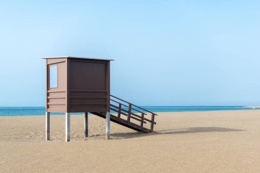 Puerto del Carmen sahilindeki cankurtaran kulübesi, Lanzarote Adası, İspanya