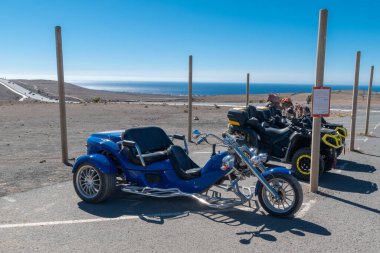 Lanzarote volkanik adasında kiralık motosiklet, küçük önleme işareti covid-19, Kanarya Adaları, İspanya