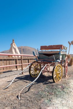 Vahşi batı tarzı at arabası. Kovboy zamanı konsepti, mavi gökyüzü.