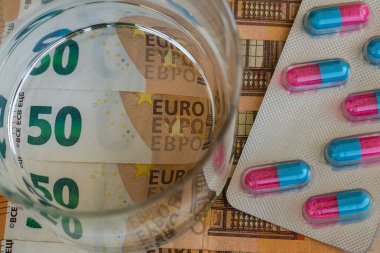 Avro banknotları, Avrupa sağlık ve ekonomisi üzerine bir bardak su ve ilaç