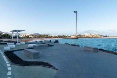 Okyanus kıyısındaki Costa Teguise, Lanzarote, Kanarya Adaları, İspanya 'daki spa kasabasında.