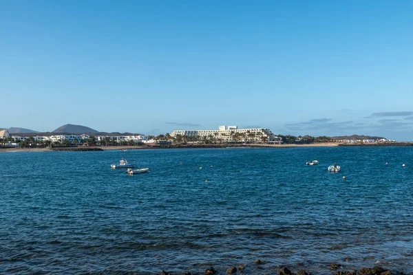 İspanya 'nın Lanzarote adasındaki Costa Teguise turizm merkezi