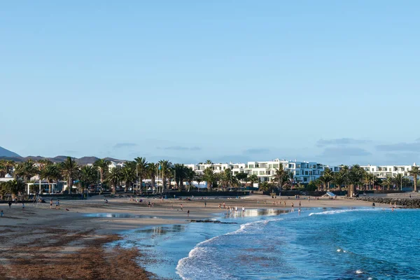 Costa Teguise 'deki Las Cucharas sahili, Lanzarote, İspanya, turkuaz sular.