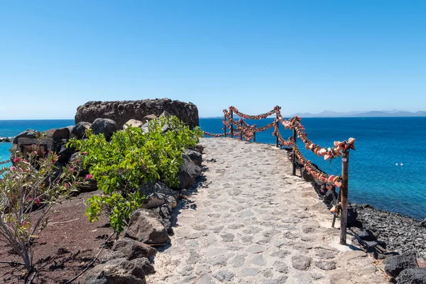 Playa Flamingo 'nun Playa Blanca' daki Lanzarote adasının kıyısındaki gezinti alanı.