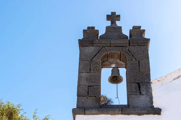 İspanya 'daki Lanzarote Kanarya Adaları' ndaki kilise çan kulesi.