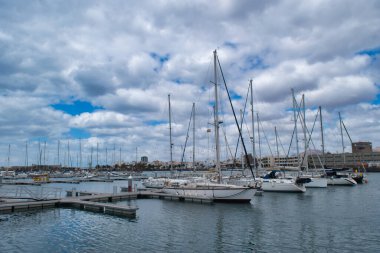 Lanzarote marinasının muhteşem manzarası, başkent resifinde, tartışmasız güzelliğiyle İspanya 'nın tadını çıkarabilirsiniz.