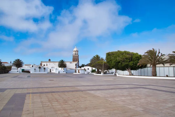 Manzaralarının güzelliği ve antik mimarisi için tegile belediyesinin manzarası lanzarote, granan kanaryaları ve İspanya 'da yer almaktadır.