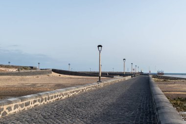 İspanya 'nın Kanarya Adaları' ndaki Lanzarote Adası 'ndaki Castillo de San Gabriel' e doğru giden kaldırımlı caddenin görüntüsü