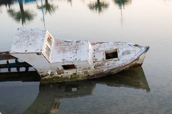 İspanya 'nın Kanarya Adaları' ndaki Lanzarote Adası 'ndaki Charco de San Gines' te batmış küçük bir gemi.