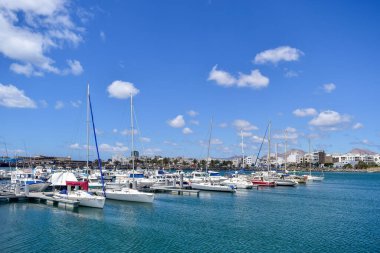 Lanzarote / İspanya - 7 Mayıs 2016: İspanya 'nın Kanarya Adaları' ndaki Lanzarote adasındaki Arrecife marinasında tekne görüntüsü