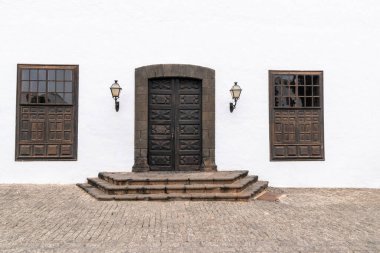 İspanya 'nın Kanarya Adaları, Lanzarote adasındaki Teguise şehrindeki tipik bir eski evin resmi