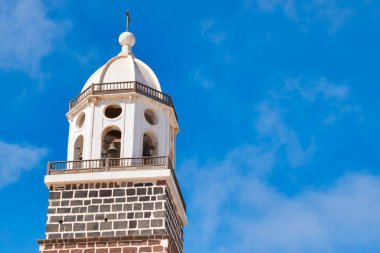 İspanya, Kanarya Adaları 'ndaki Villa de Teguise kilisesinin çan kulesinin görüntüsü