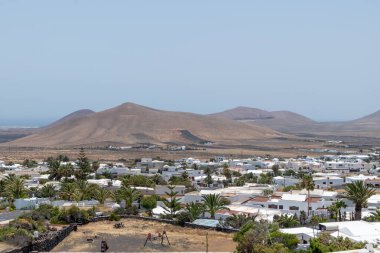 Lanzarote / İspanya - 21 Mayıs 2016: Lanzarote, kanarya adaları, İspanya 'daki Nazaret ve volkanik dağların manzarası