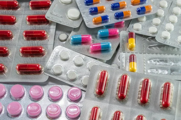 İnsan sağlığına yararlanmak için kullandığı birden fazla ilacın görüntüsü. İspanya