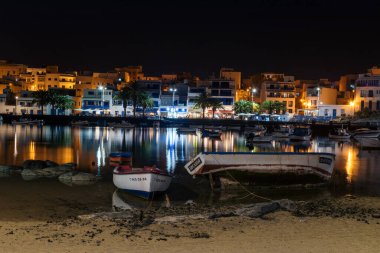 Lanzarote / İspanya - 25 Eylül 2020: Lanzarote, kanarya adaları, İspanya 'daki Arrecife kasabasındaki charco de San Gines gece görüşü