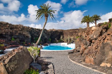 Lanzarote / İspanya - 30 Eylül 2020: Jameos del Agua havuzu volkanik mağarada, Lanzarote, Kanarya Adaları, İspanya