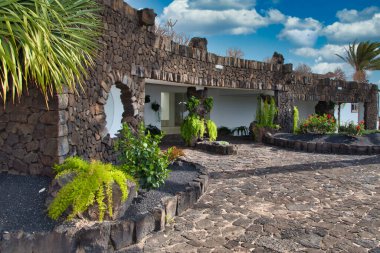 Lanzarote / İspanya - 30 Eylül 2020: Jameos del Agua turizm merkezi, Lanzarote, Kanarya Adaları, İspanya