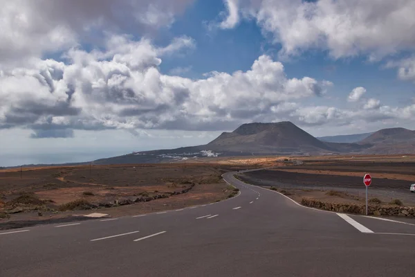 İspanya 'nın Kanarya Adaları' ndaki Lanzarote adasındaki volkanik manzara ve yollar