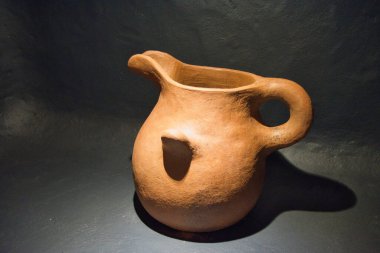 Kil sürahi, siyah arkaplanda eski seramik vazo..