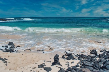İspanya, Kanarya Adaları, Lanzarote volkanik adasının plaj manzarası
