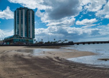 Lanzarote / İspanya - 3 Ekim 2020: Arrecife de Lanzarote sahilinin etkileyici görüntüsü. İspanya 'daki Kanarya Adaları