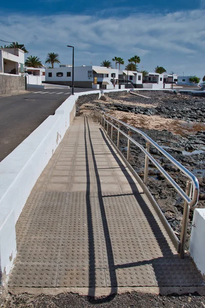 Lanzarote / İspanya - 7 Ekim 2020: İspanya 'nın Kanarya Adaları' ndaki Lanzarote Adası kıyılarına yürümek için bir yer