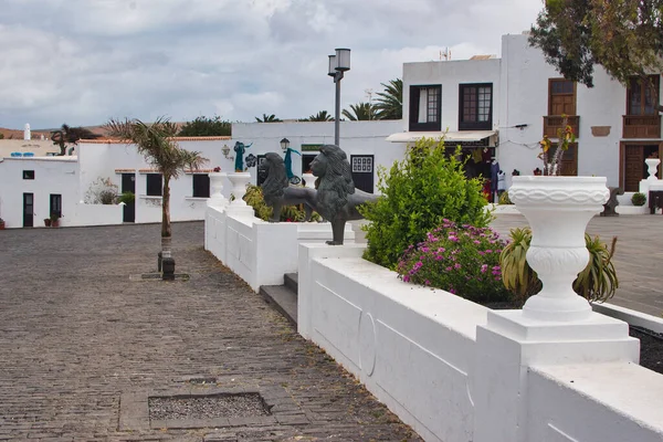 란사로테 스페인 2016 란사로테 섬에서 흰색으로 가옥과 기념물의 특징을 즐기기 — 스톡 사진