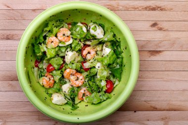 Karidesli taze salata, mozzarella, avokado, marul, domates, yağ ve susam.. 