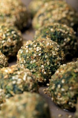 Ekmek kırıntıları ve susamlı fırında pişirilmiş süzme peynir (ricotta) ve ıspanak.. 