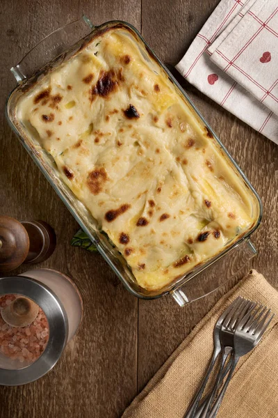 Eine Auflaufform Glutenfreier Cannelloni Auf Einem Holztisch — Stockfoto