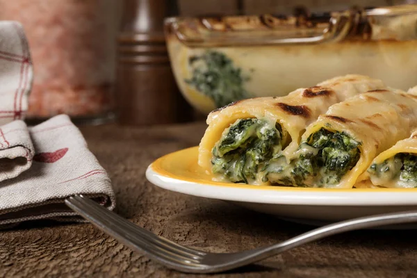 Ein Gelber Teller Glutenfreier Cannelloni Mit Spinat Und Quark — Stockfoto