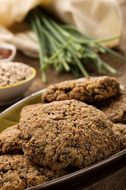 Ahşap bir masada glütensiz ve vejetaryen kinoa hamburgerleri.. 