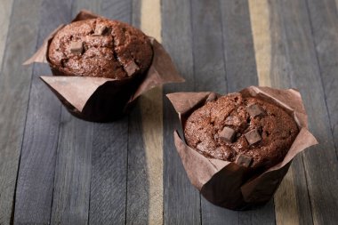 Tahta bir masada iki çikolatalı kek..