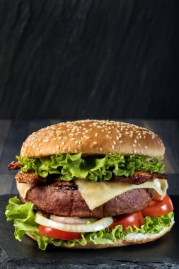 Çıtır jambonlu büyük bir hamburger..