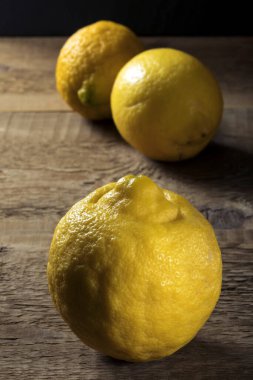 Tahta bir masada taze biyolojik limonlar..