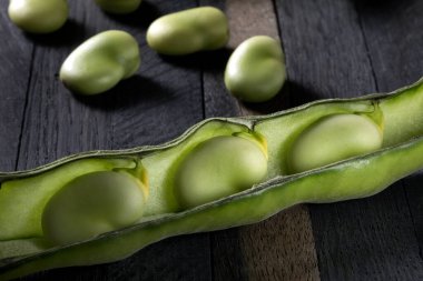 Tahta masadan taze toplanmış fasulye..