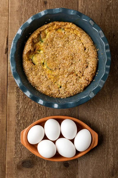 Uma Omelete Com Ovos Abobrinha Cebola Gergelim Uma Mesa Madeira — Fotografia de Stock