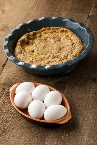 Une Omelette Aux Œufs Courgettes Oignon Sésame Sur Une Table — Photo