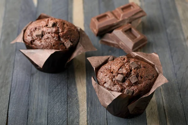 Zwei Schokoladenmuffins Auf Einem Holztisch — Stockfoto