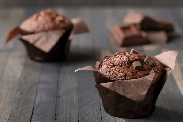 Két Csokis Muffin Egy Asztalon — Stock Fotó