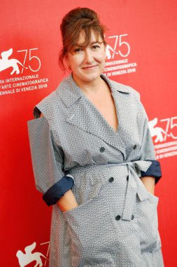 Venedik, İtalya - 29 Ağustos 2018 tarihinde Venedik, İtalya 'da düzenlenen 75. Venedik Film Festivali sırasında Orizonti jürisi Athina Tsangari jürinin fotoğraf çağrısına katıldı.. 