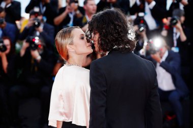 Venedik, İtalya - 29 Ağustos 2018 tarihinde Venedik, İtalya 'da düzenlenen 75. Venedik Film Festivali sırasında şarkıcı Francesco Motta ve aktris Carolina Crescentini kırmızı halıda yürüdüler..