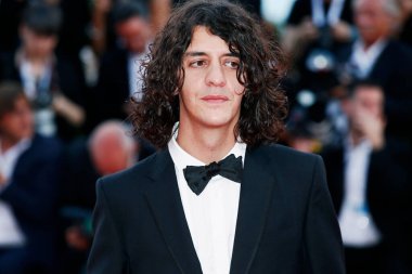 Venedik, İtalya - 29 Ağustos 2018 'de Venedik Film Festivali' nin açılışında şarkıcı Francesco Motta kırmızı halıda yürüyor..